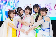 「TVアニメ『前橋ウィッチーズ』トーク＆ミニライブイベント in けやきウォーク前橋」の様子。左から三波春香、咲川ひなの、春日さくら、本村玲奈、百瀬帆南。