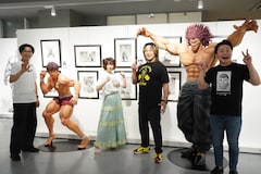 「刃牙博ッッ!!」のオープニングセレモニーより。左から仁木恭平（ケビンス）、えなこ、棚橋弘至、山口コンボイ（ケビンス）