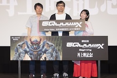 左から榎戸洋司、鶴巻和哉監督、黒沢ともよ