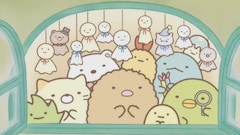 「映画 すみっコぐらし 空の王国とふたりのコ」より、窓の外を覗くすみっコたち
